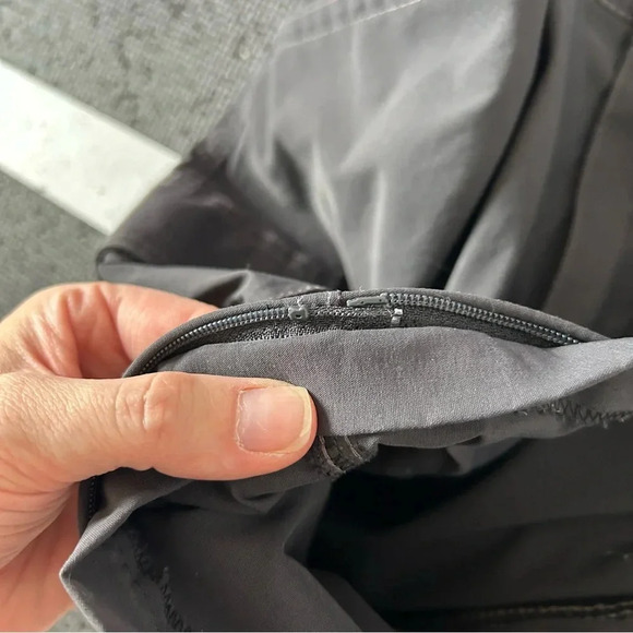 Kuhl Men’s Dark Grey Short - 30. - Picture 9 of 12